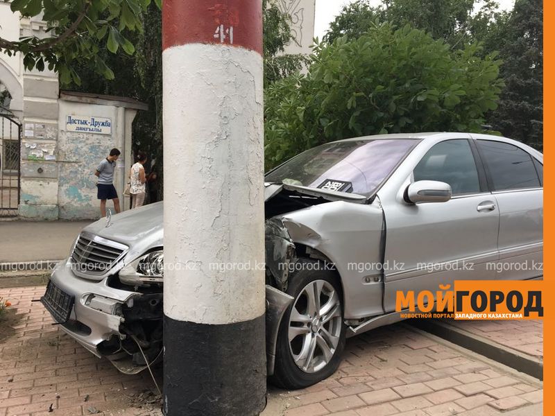 Полицейские прокомментировали ДТП в центре Уральска с участием «Мерседеса»
