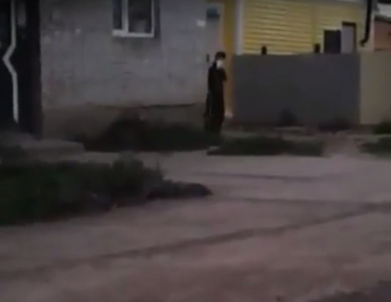 Жители Уральска возмущены подростками, нюхающими клей в жилом секторе