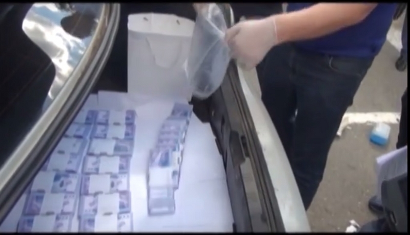 За взятку задержан руководитель отдела департамента госдоходов ЗКО (видео)