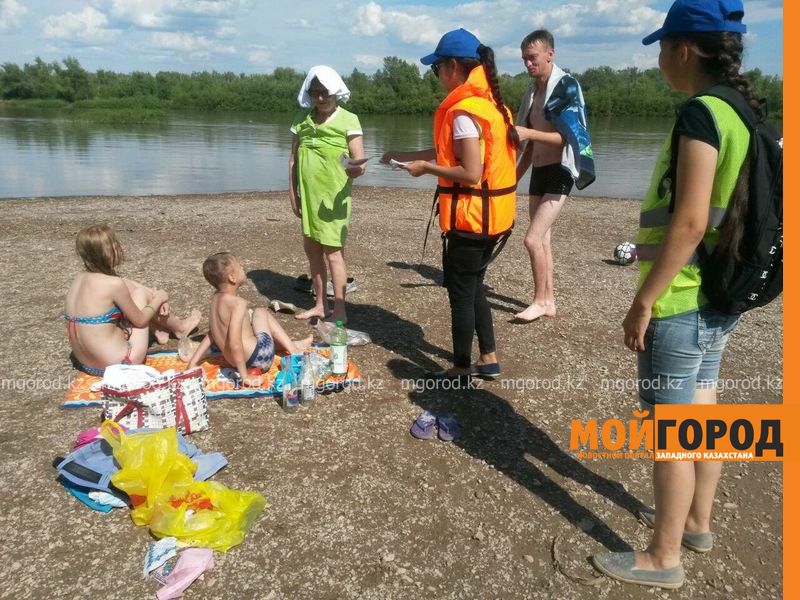 Волонтеры Уральска дежурят на стихийных пляжах
