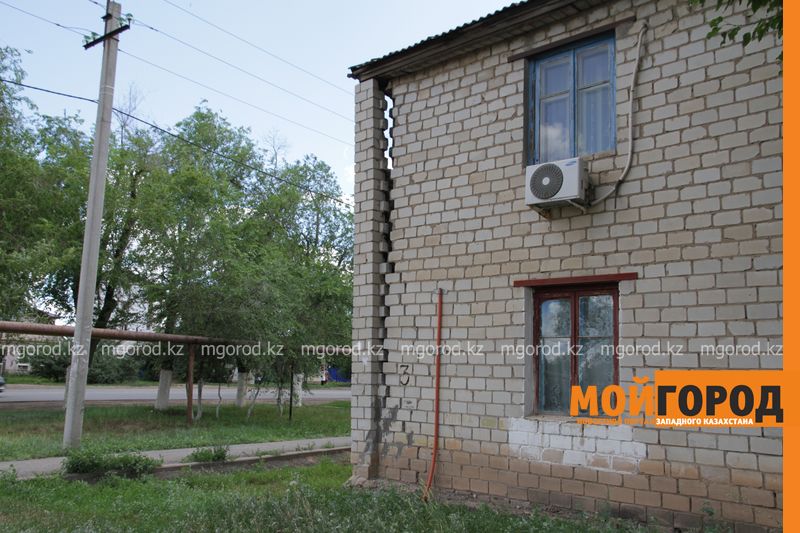 В Уральске снесут двухэтажку, которая расходится по швам
