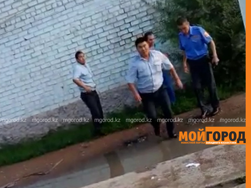 Трое сотрудников охраны КМС избили мужчину на глазах у прохожих в Уральске