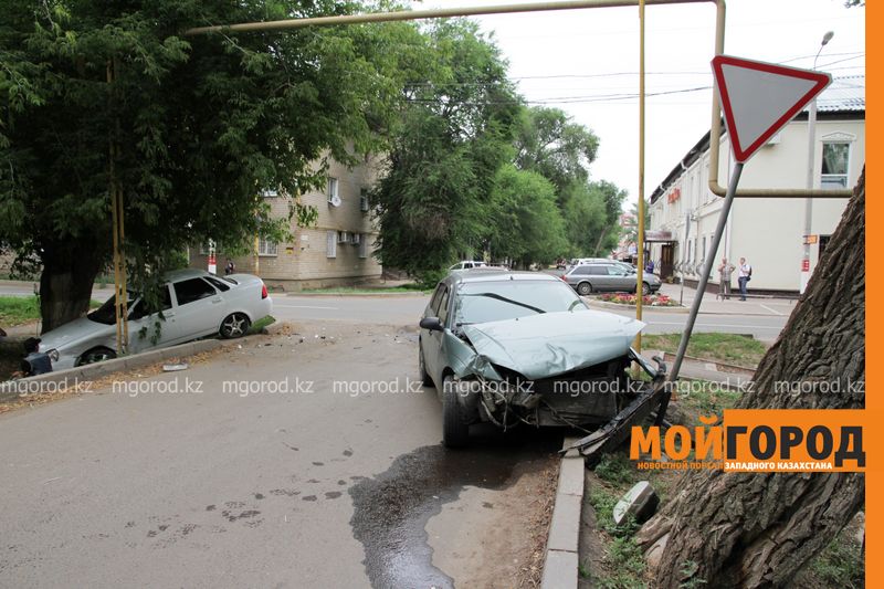 В центре Уральска столкнулись два автомобиля