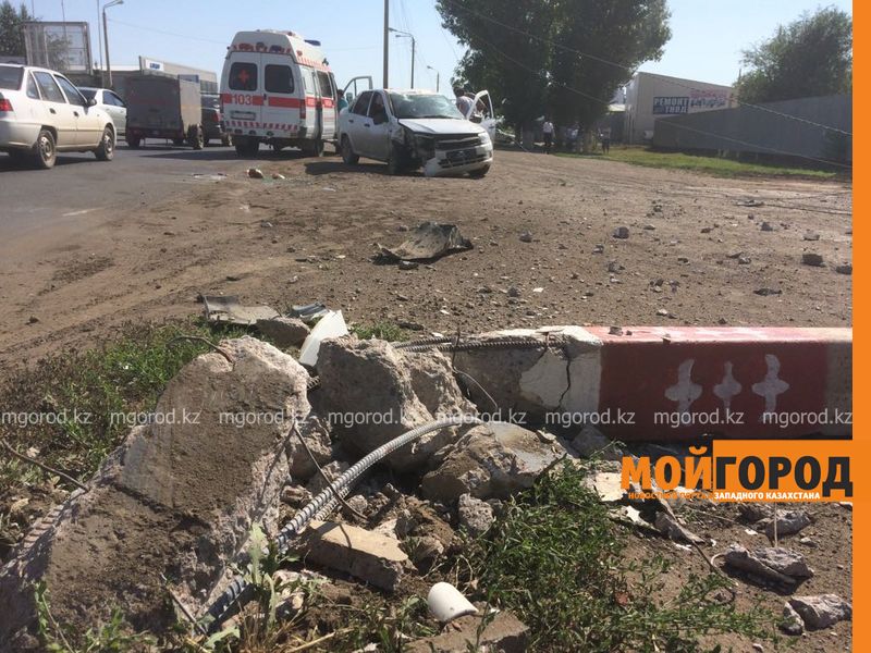 В Уральске автомобиль снес столб
