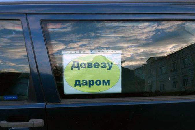 Волонтеры Атырау при­зывают водителей в жару подвозить людей бесплатно