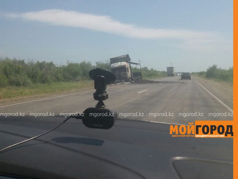 На трассе в ЗКО сгорел большегруз