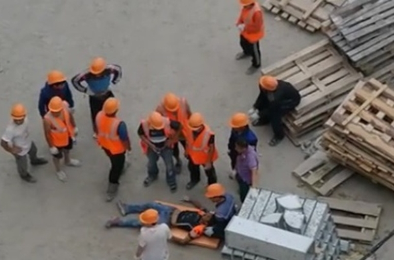 В Атырау строитель разбился насмерть, упав с высоты 5 этажа