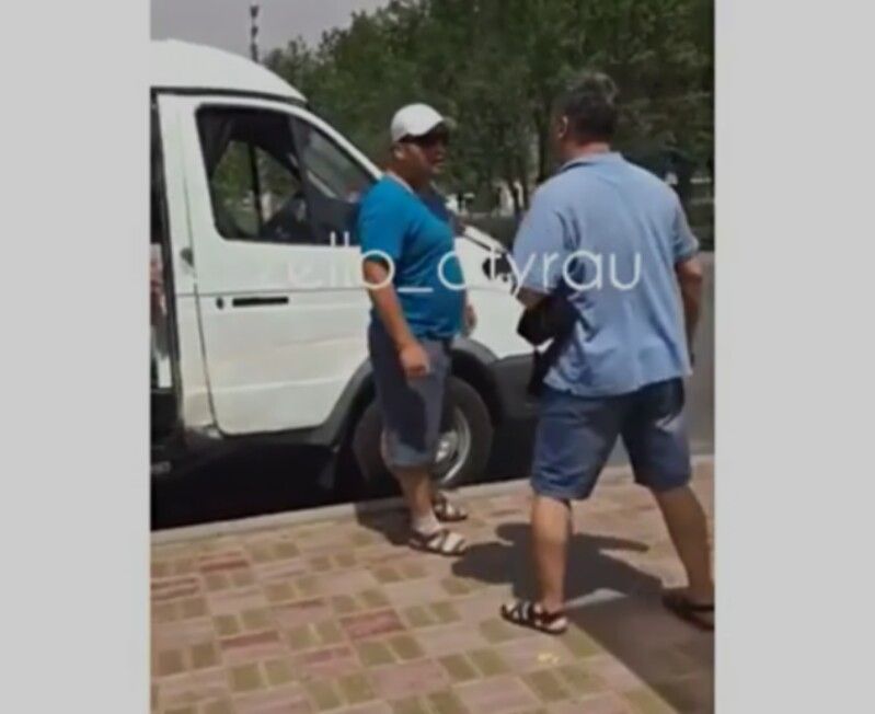 В Атырау водитель маршрутки вытолкал пассажира на улицу