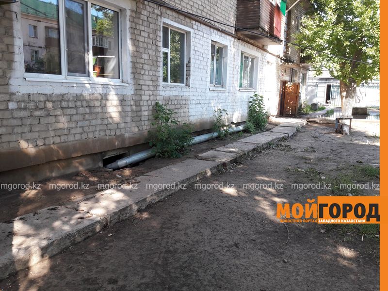 В Уральске из-за ливня затопило подвал многоэтажки