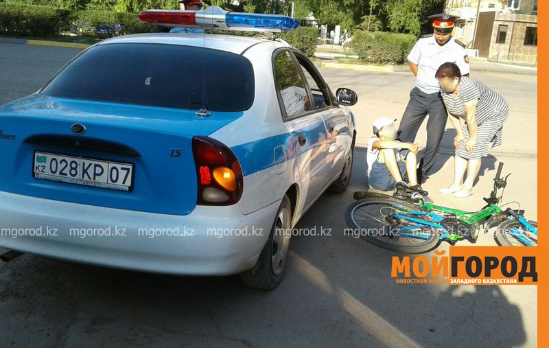 В Уральске сотрудники полиции сбили ребенка на велосипеде