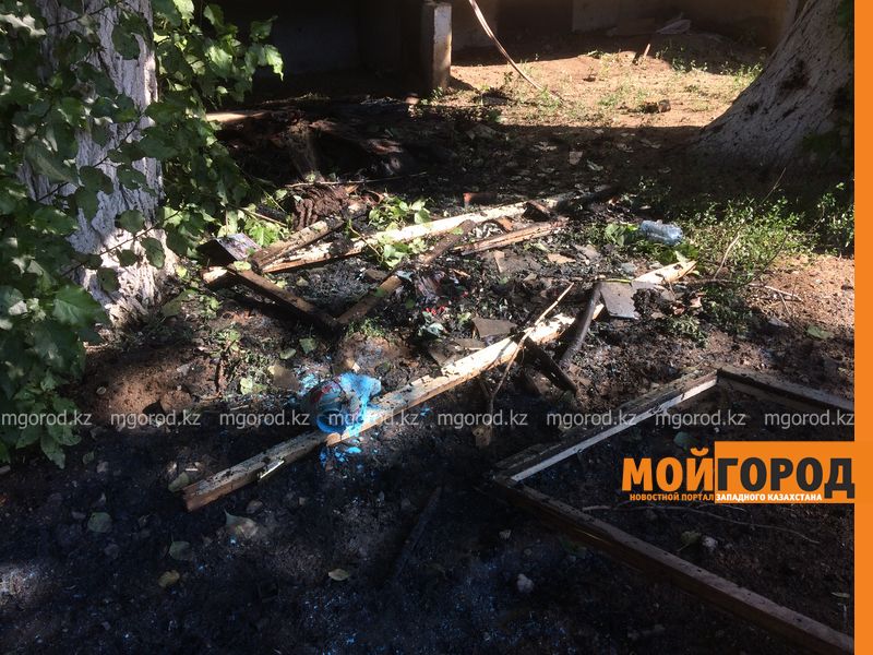 20 человек эвакуировали при пожаре в многоэтажке в Уральске
