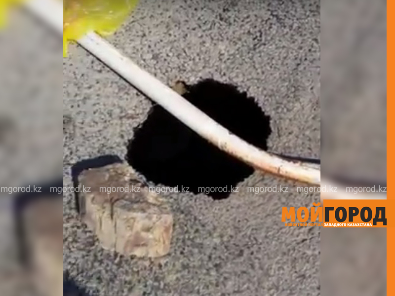 На дороге к озеру Шалкар в ЗКО провалился асфальт