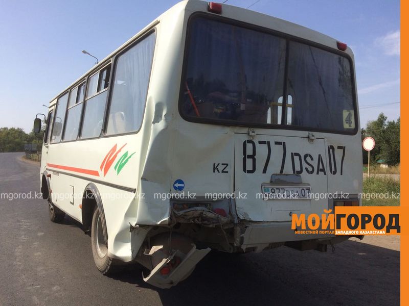 «КамАЗ» врезался в стоящий на остановке автобус в Уральске