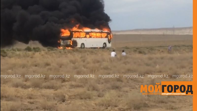В Актау на трассе сгорел автобус, перевозивший вахтовиков