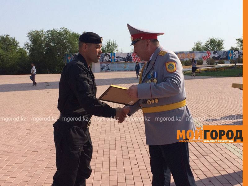 Торжественным маршем на площади победы в Уральске отметили наступающий День Конституции 