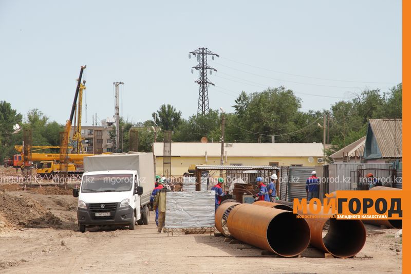 Возводящие мост в Уральске рабочие заявили, что при строительстве используются старые материалы