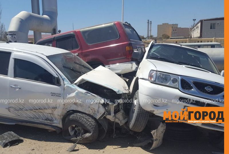 В Актау автомобиль Toyota Hilux протаранил три припаркованные машины