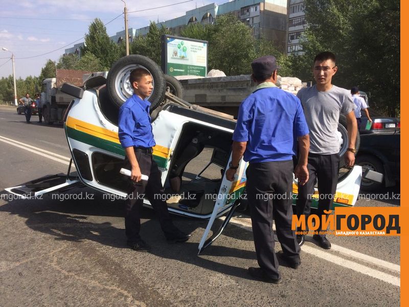 В Уральске автомобиль перевернулся на крышу: двое пострадавших