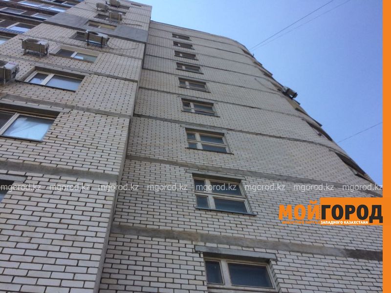 Молодой парень разбился, спрыгнув с крыши многоэтажки в Уральске