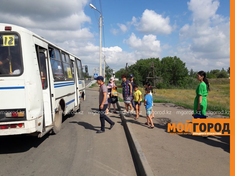 Жители Уральска возмущены отсутствием остановочного павильона
