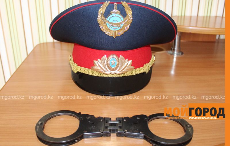 В Атырау за получение взятки арестован сотрудник полиции