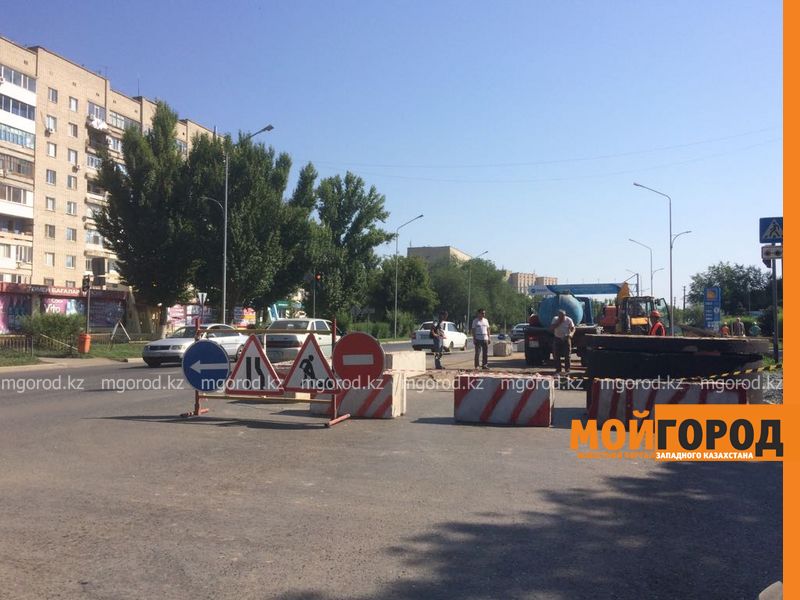 Новый асфальт в центре Уральска раскопали из-за строительства многоэтажек