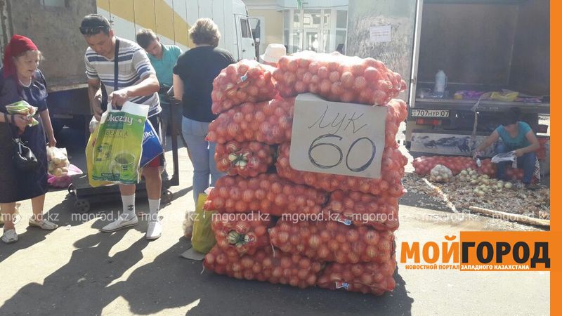 Пострадавшие от града сельчане закупают овощи на ярмарке в Уральске