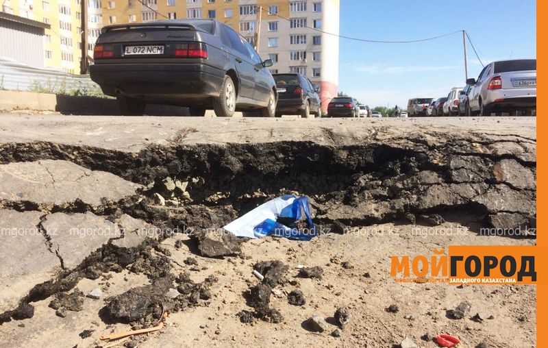 В новом микрорайоне Уральска провалился асфальт