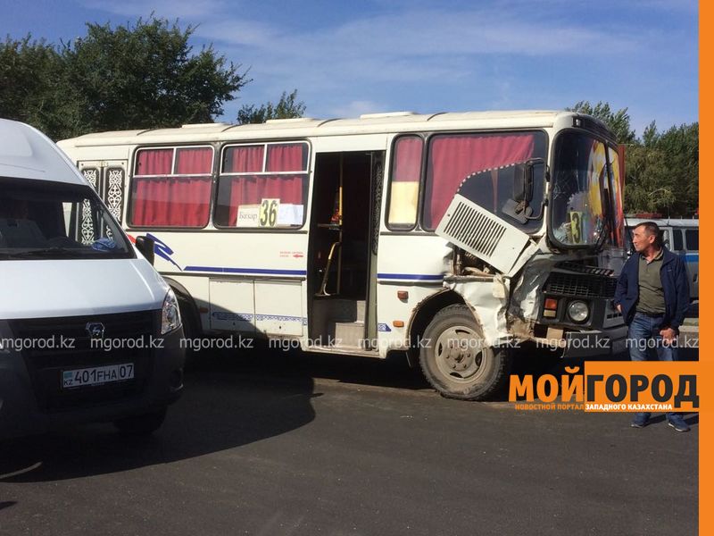В Уральске «УАЗ» врезался в пассажирский автобус
