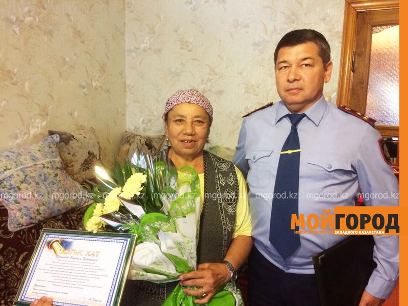 Полицейские разыскали бабушку, разнимавшую дерущихся парней в Уральске