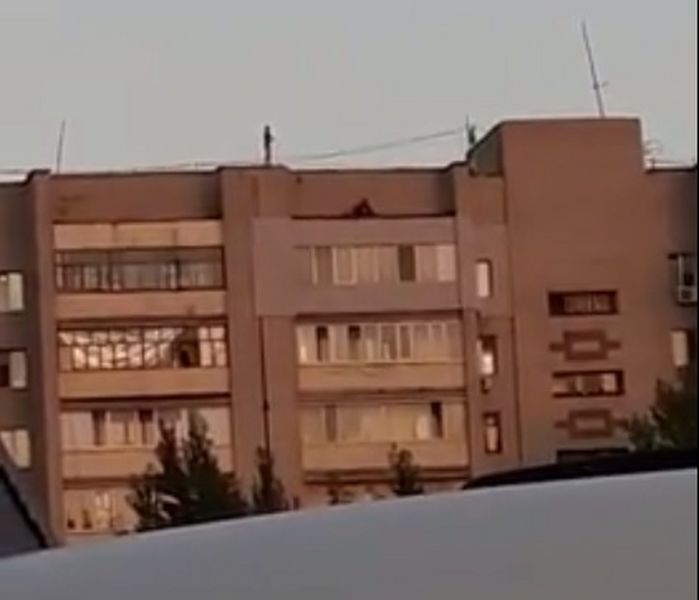 Уральцев возмутила молодежь, прыгающая по крышам многоэтажек