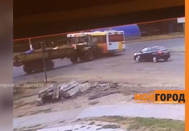 Три пассажира пострадали в результате столкновения трактора с пассажирским автобусом