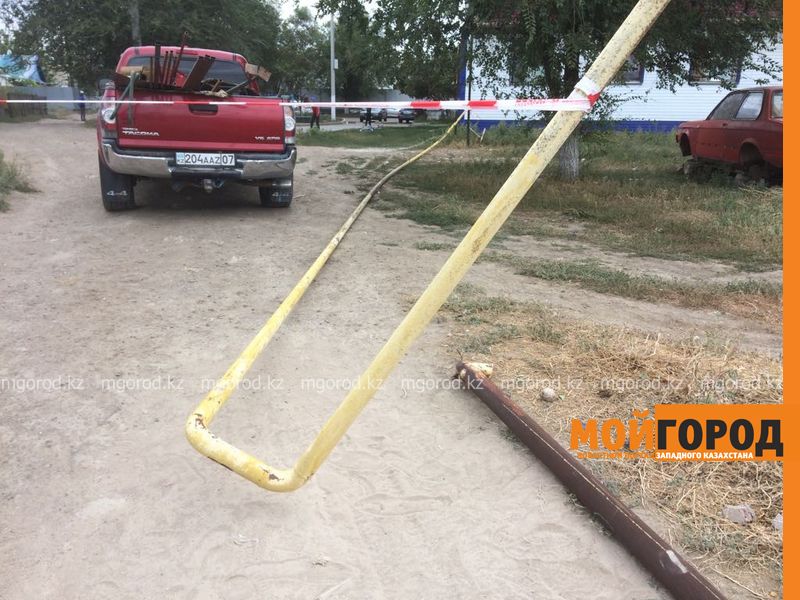 Автомобиль снес газовую стойку в Уральске