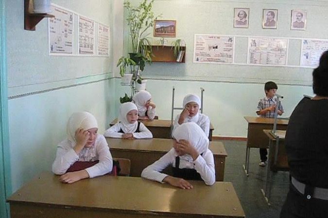 В Атырау свыше 200 детей пошли в школу в хиджабах