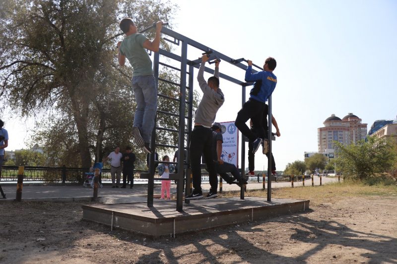 В Атырау появились «спортивные» остановки