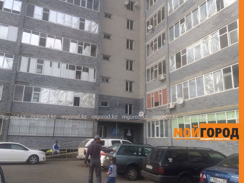 В новостройке Уральска горячую воду включают на час