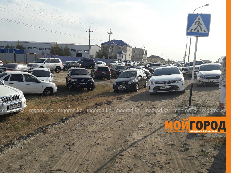 Жители Атырау пожаловались на большие пробки у новой школы