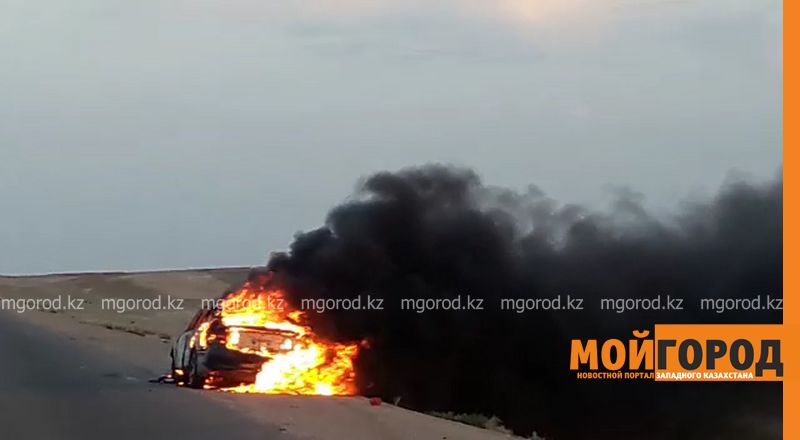 На трассе Актау - Форт-Шевченко сгорел автомобиль