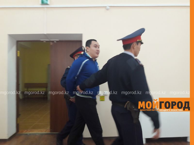 За взятки осудили двух полицейских в Уральске