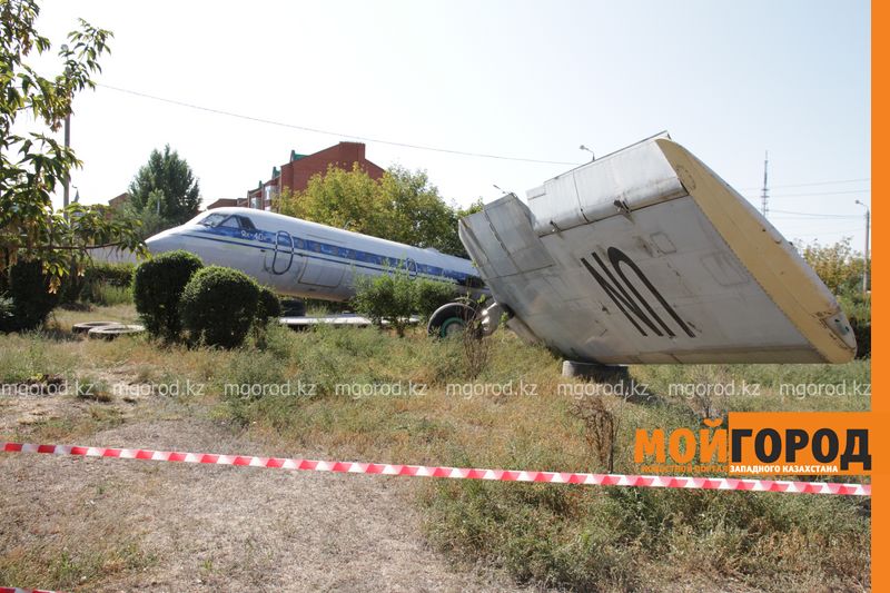 Уральцев шокировал самолет рядом с детской площадкой