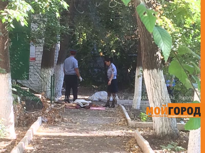 В Уральске во дворе пустующего здания найдено тело мужчины