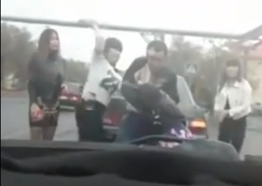 Жестокая драка четырех девушек и парня из Атырау попала в сеть