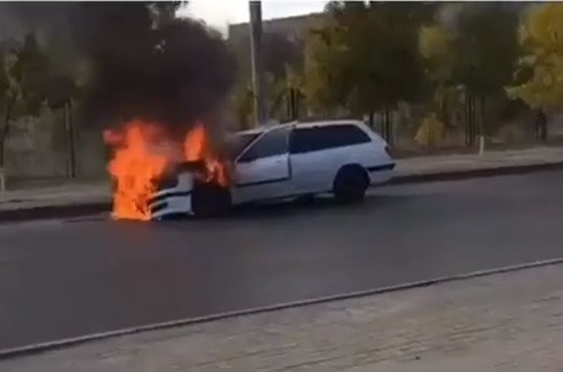 В центре Атырау сгорел автомобиль (видео)