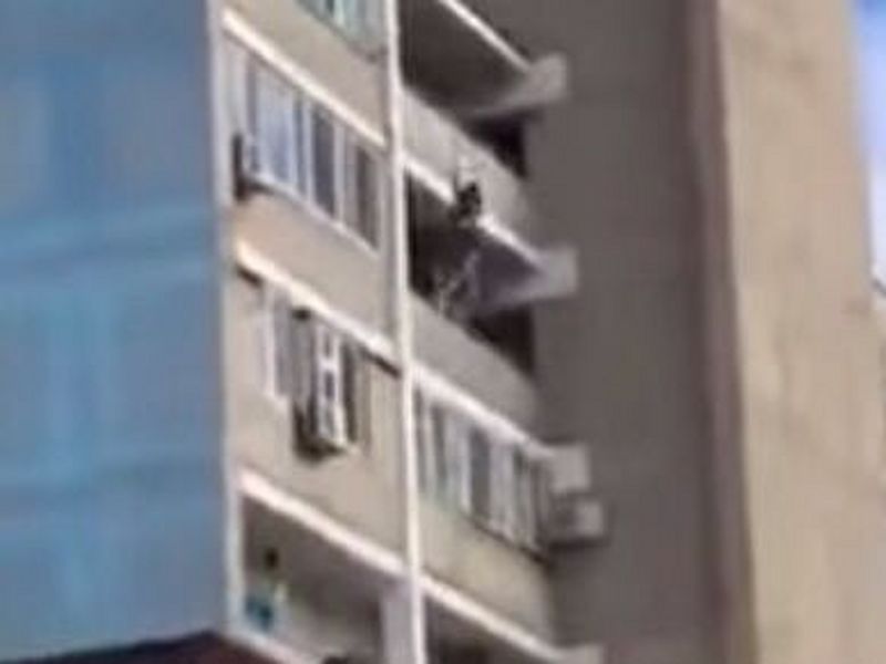 Двое мужчин в Актау поймали выпавшую с девятого этажа девушку