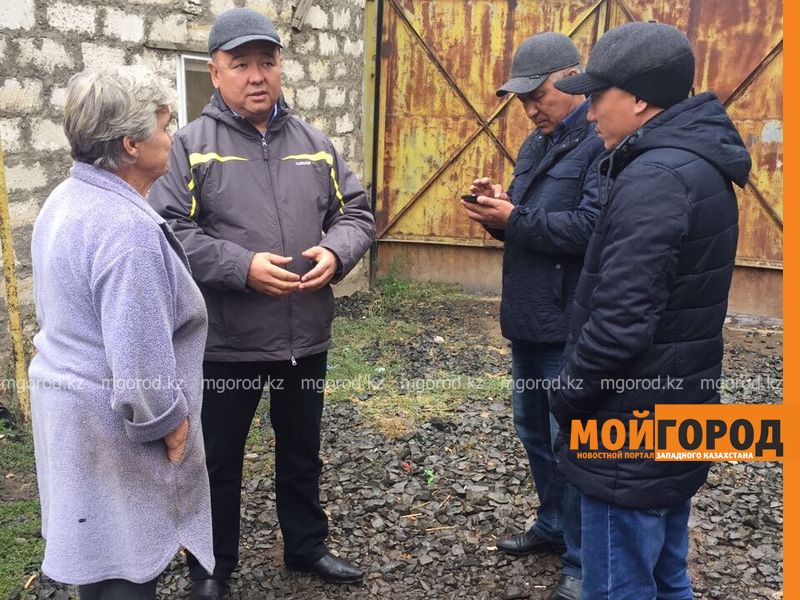 Аким Уральска посетил пенсионерку, оставшуюся после пожара на улице с двумя внуками