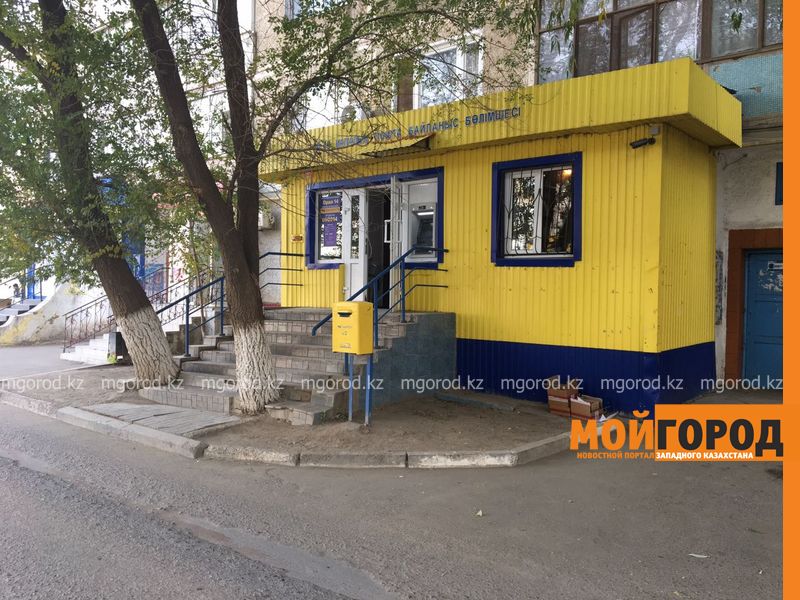 Выпавший с пятого этажа ребенок упал на козырек «Казпочты»