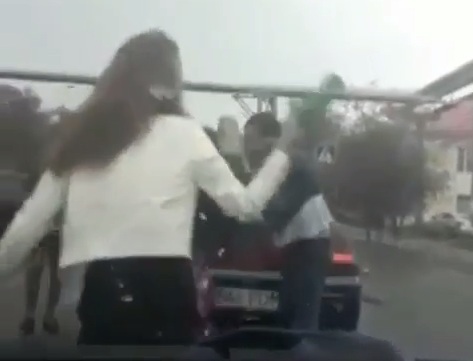 Полицейский установили личности дерущихся в Атырау парня и девушек