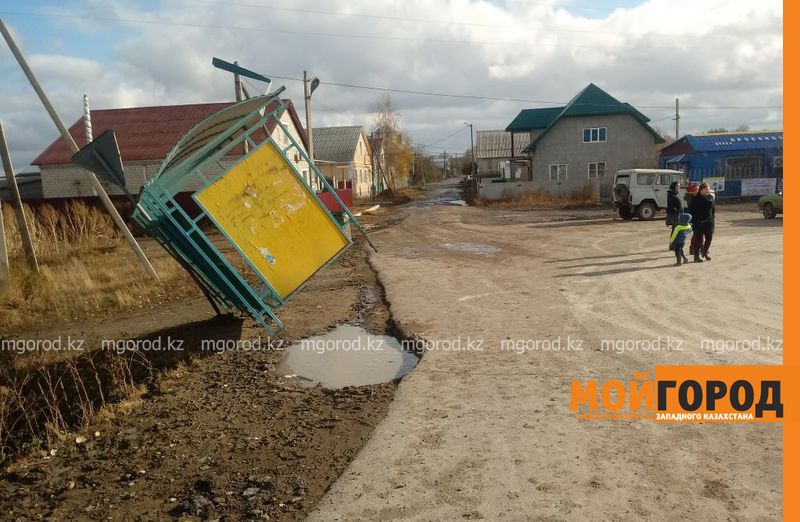 Остановочный павильон держится на дорожном знаке в Уральске
