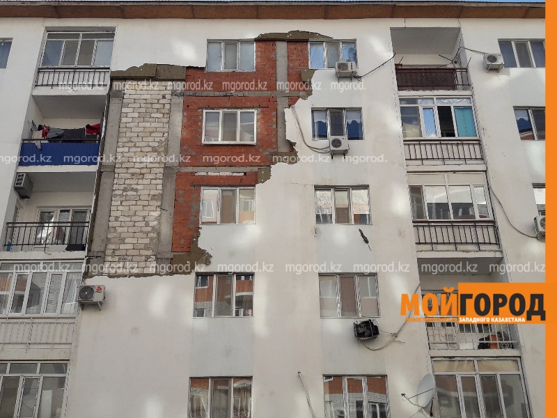 В Атырау обвалилась обшивка многоэтажного дома