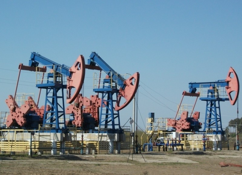 Жителя Петропавловска удивили цены на бензин и нефтяные «качалки» вдоль разбитой трассы в Атырау